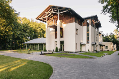 Wejście do budynku Mazowieckiego Hospicjum w Milanówku